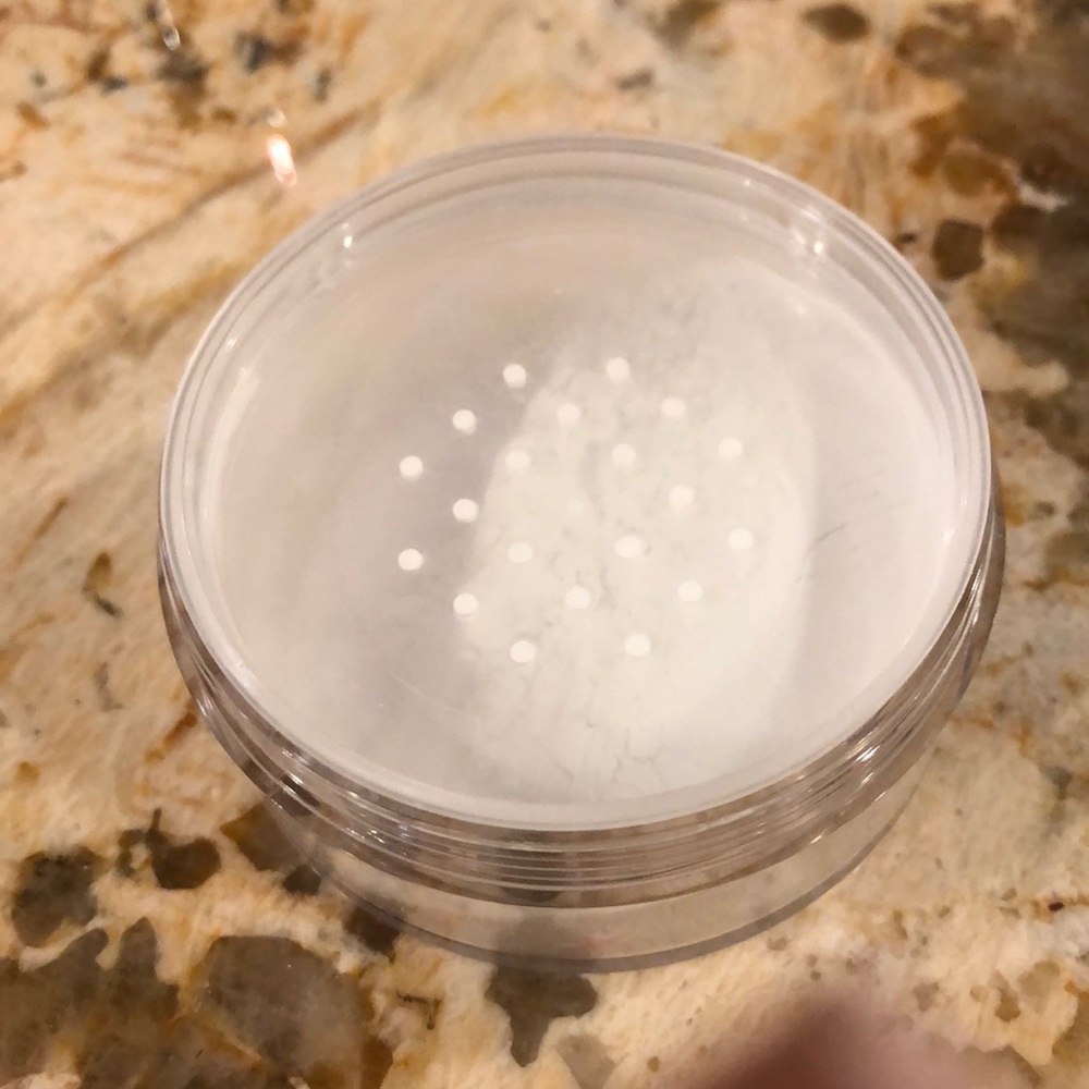 Ciate Extraordinary Translucent Powder - Picture 3 of 3